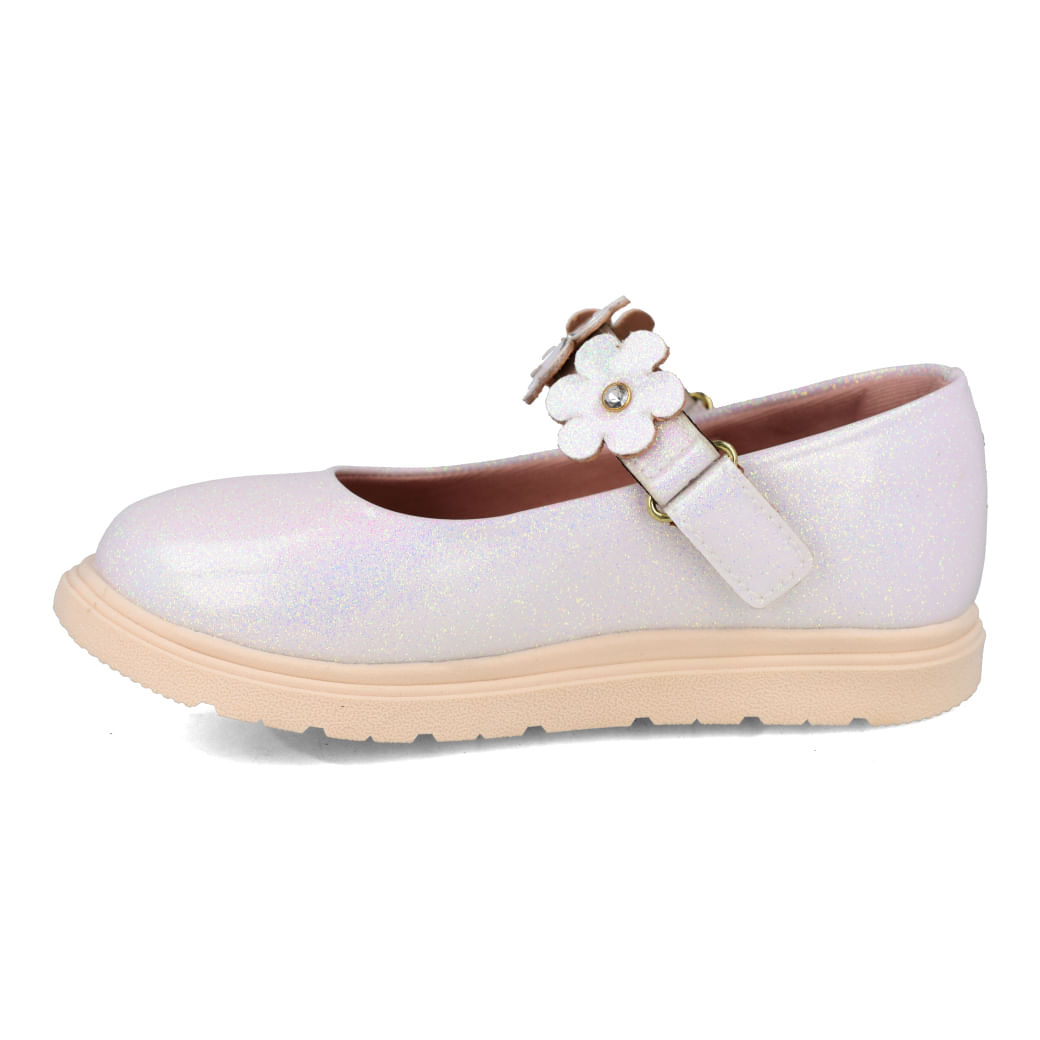 Sapatilha infantil branca OSC Casual vista superior com detalhes florais prateados e fecho de fivela